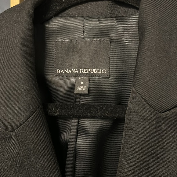 Banana Republic timeless blazer. Size 6. - Picture 4 of 4